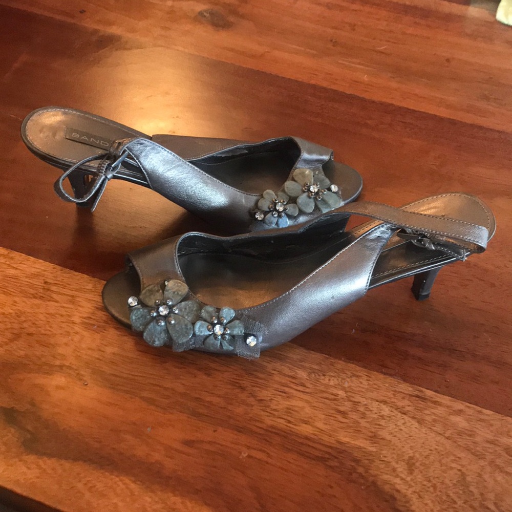 Bandolino pewter slingback heels